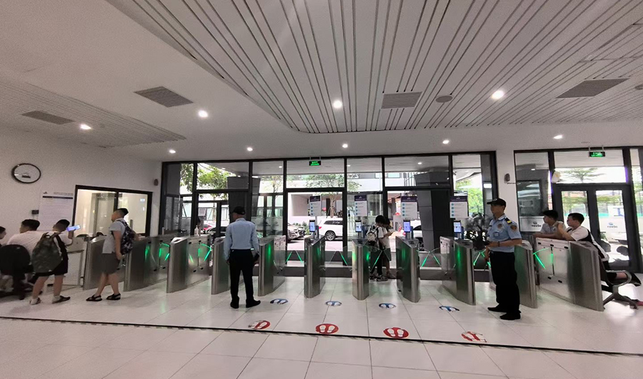 越南貴族學(xué)校食堂人臉通道閘機(jī)應(yīng)用案例