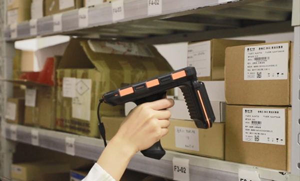 便攜式UHF RFID手持終端,為數(shù)字化倉儲管理持續(xù)提效 便攜式UHF RFID手持終端,為數(shù)字化倉儲管理持續(xù)提效